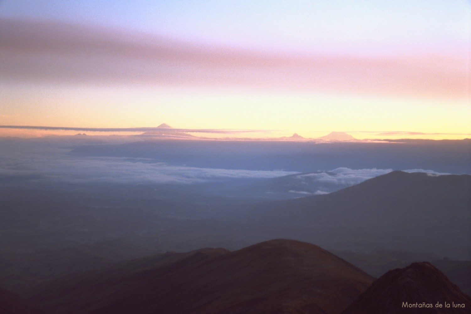 Desde la cima del Igualata el Volcán Cotopaxi en el centro izquierdo y el Antisana en el centro derecha, los más altos. Entre los dos, el Volcán Sincholagua posiblemente. La nube más alta en la foto, son las cenizas del Tungurahua.